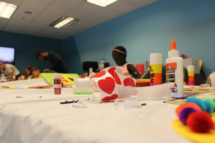 Дети создают приложения в помещении компании Mutual Mobile Дети создают приложения в помещении компании Mutual Mobile